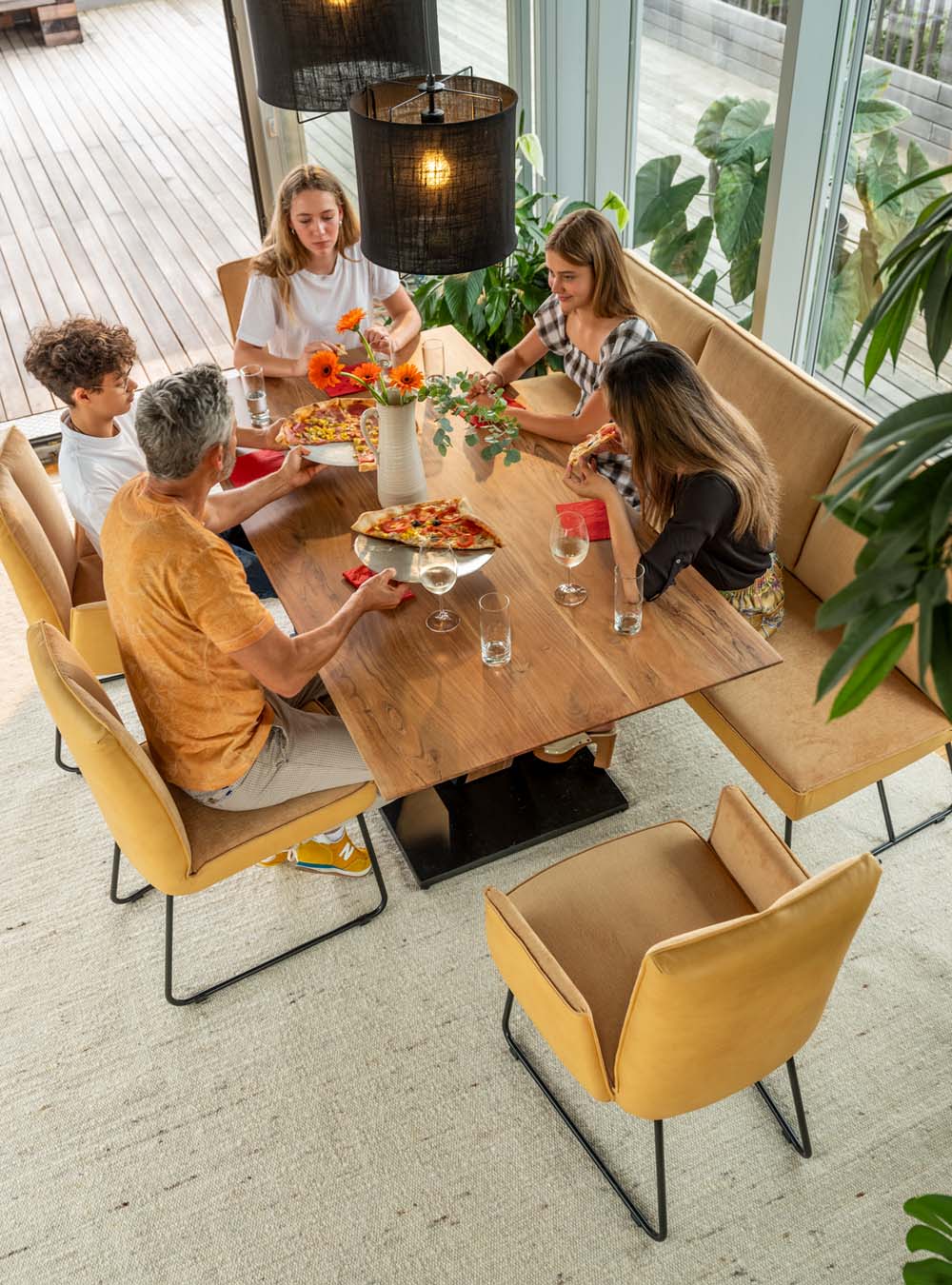 3xl-INA_Essgruppe_Detail_Titan48Gavin5_Models_6