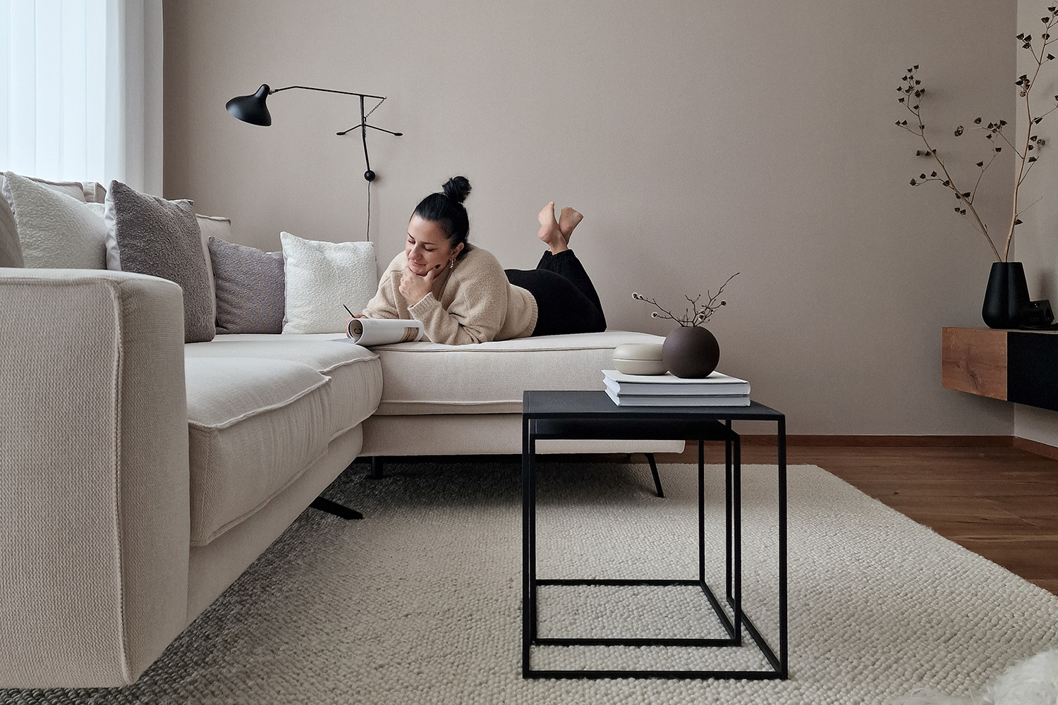 Influencerin Neda auf Sofa Novara