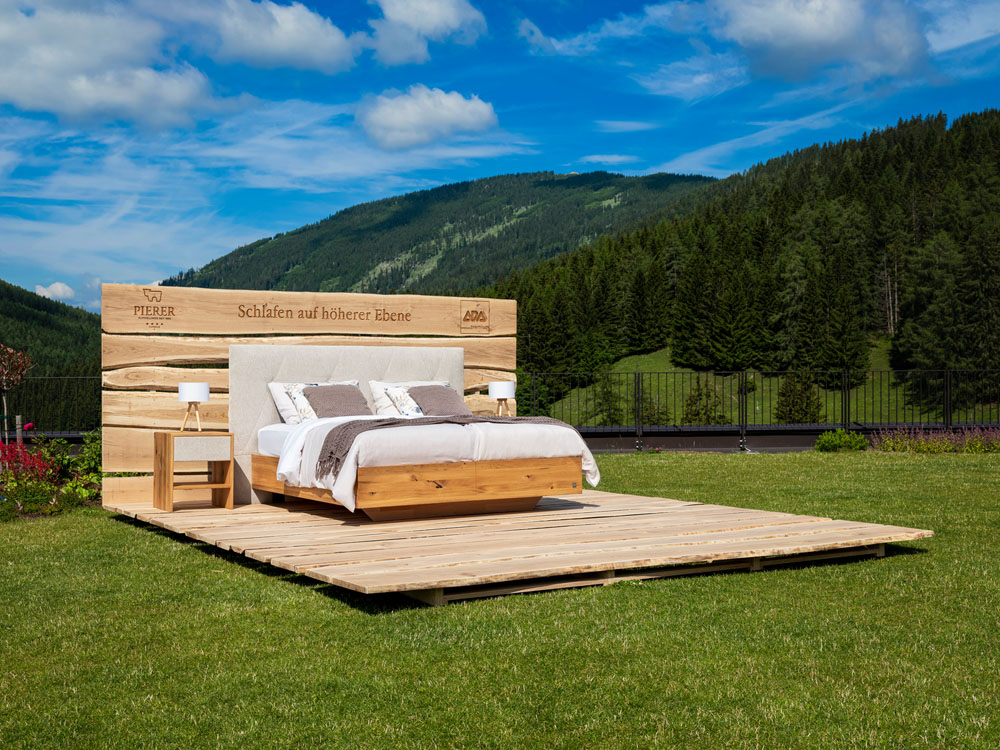 3xl-Stella_Apin_Pierer_Bett_alleine_Dunklere Logos