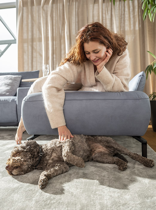 Modern designte Couch von ADA . Mindful Living für den stilvollen Raum Modern designte Couch von ADA . Mindful Living für den stilvollen Raum