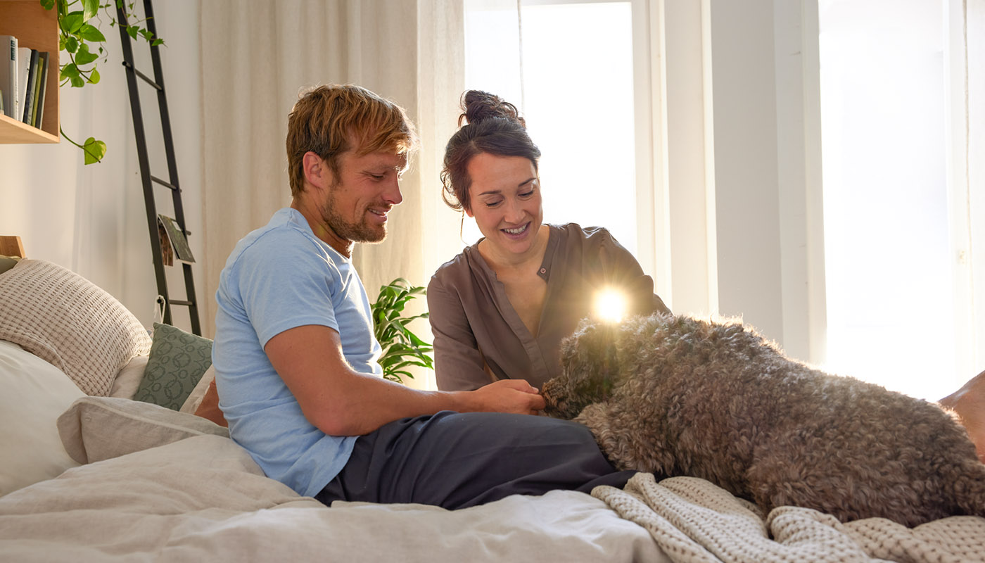 Nachhaltig produziertes Demadra Bett für Menschen mit Hunden – von ADA . Mindful Living Massivholzbett DEMADRA von ADA Möbel aus Wildeiche oder Wildkernbuche mit charakteristischer Maserung, gefertigt in Europa.