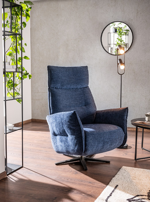 Blauer Sessel von ADA . Mindful Living – Stilvoll und achtsam