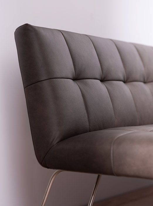 Esstisch und Esszimmer Stühle in dunklem Ledervon ADA . Mindful Living – Modern in Detuschland gefertigt