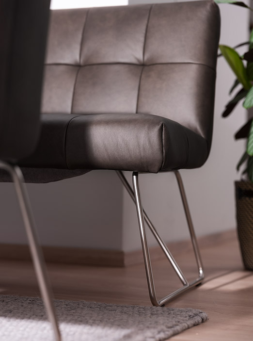 Esszimmermöbel Stühle in dunklem Ledervon ADA . Mindful Living – Modern in Detuschland gefertigt