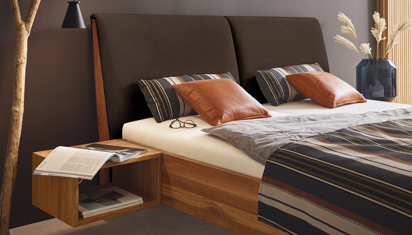 Hochwertiges Grand Nobile Bett in dunkelem Stoff mit Massivholz von ADA . Mindful Living