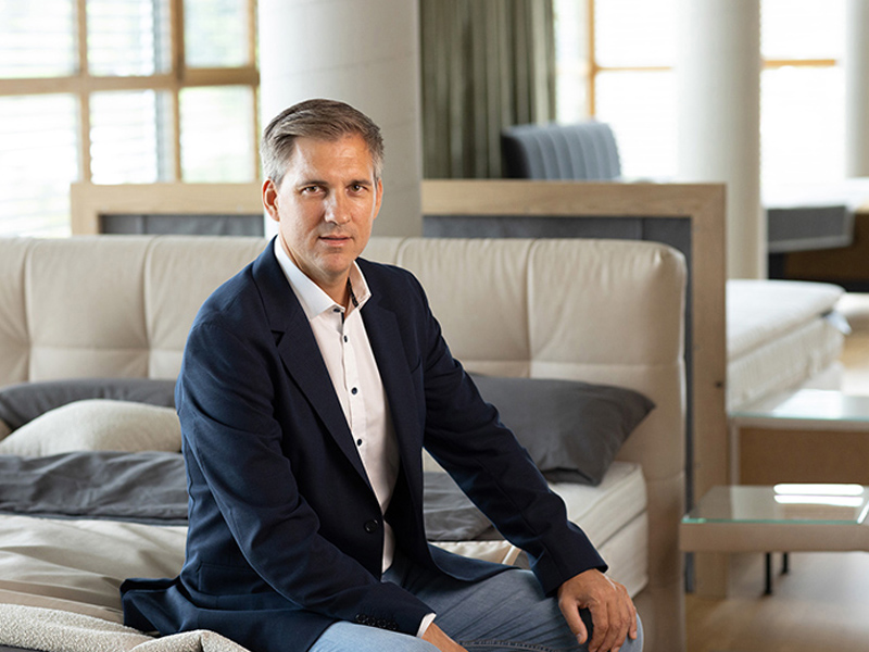 Stubics_Andreas_3_800x600px_NEU Andreas Stubics Vertriebsleiter im DACH Raum für den Bereich Schlafen bei den ADA Möbelwerken