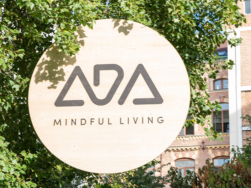 ADA_Holzlogo_800x600px ADA Mindful Living Holz-Logo im ADA apartment in Wien