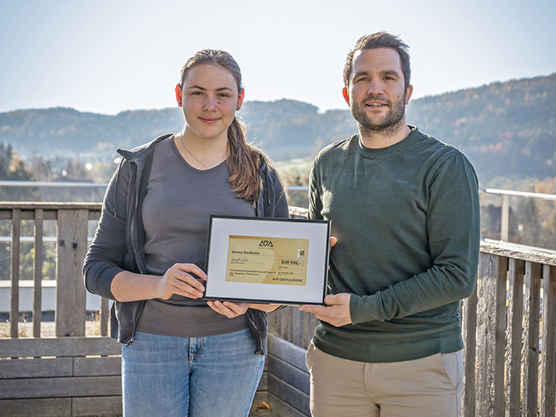 Verena Stadlhofer_Hoellerbauer_1_800x600px Siegerin des Bundeswettbewerbs Verena Stadlhofer mit Operations Manager Markus Höllerbauer der ADA Möbelwerke