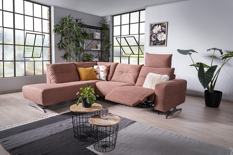 ADA Sofa in frühlingshaftem Wohnzimmer