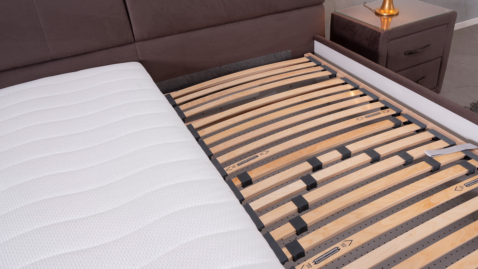 Bett mit Lattenrost und Matratze Bett mit Lattenrost und Matratze