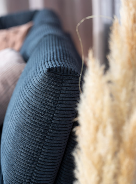 In Europa gefertigtes, modulares Draba Sofa von ADA Mindful Living, kombiniert Qualität mit Raumeffizienz