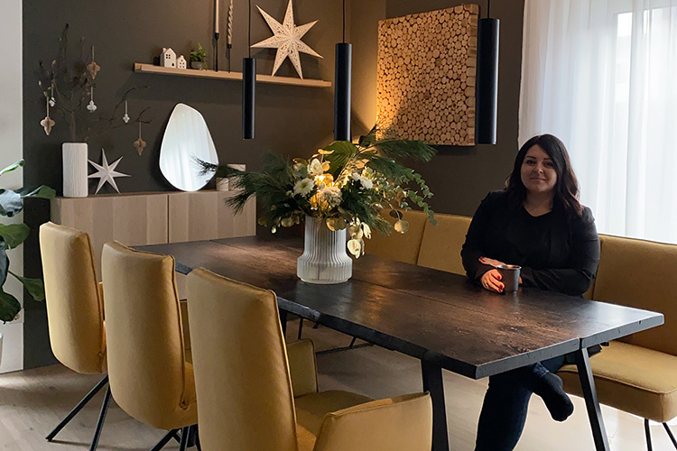 Influencerin blackinteriordream auf Essgruppe INA