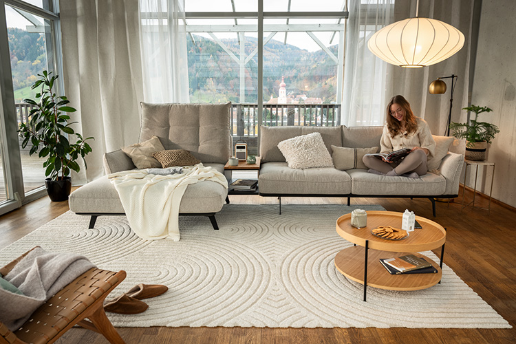 Mental Health Makeover auf Sofa CALTHA