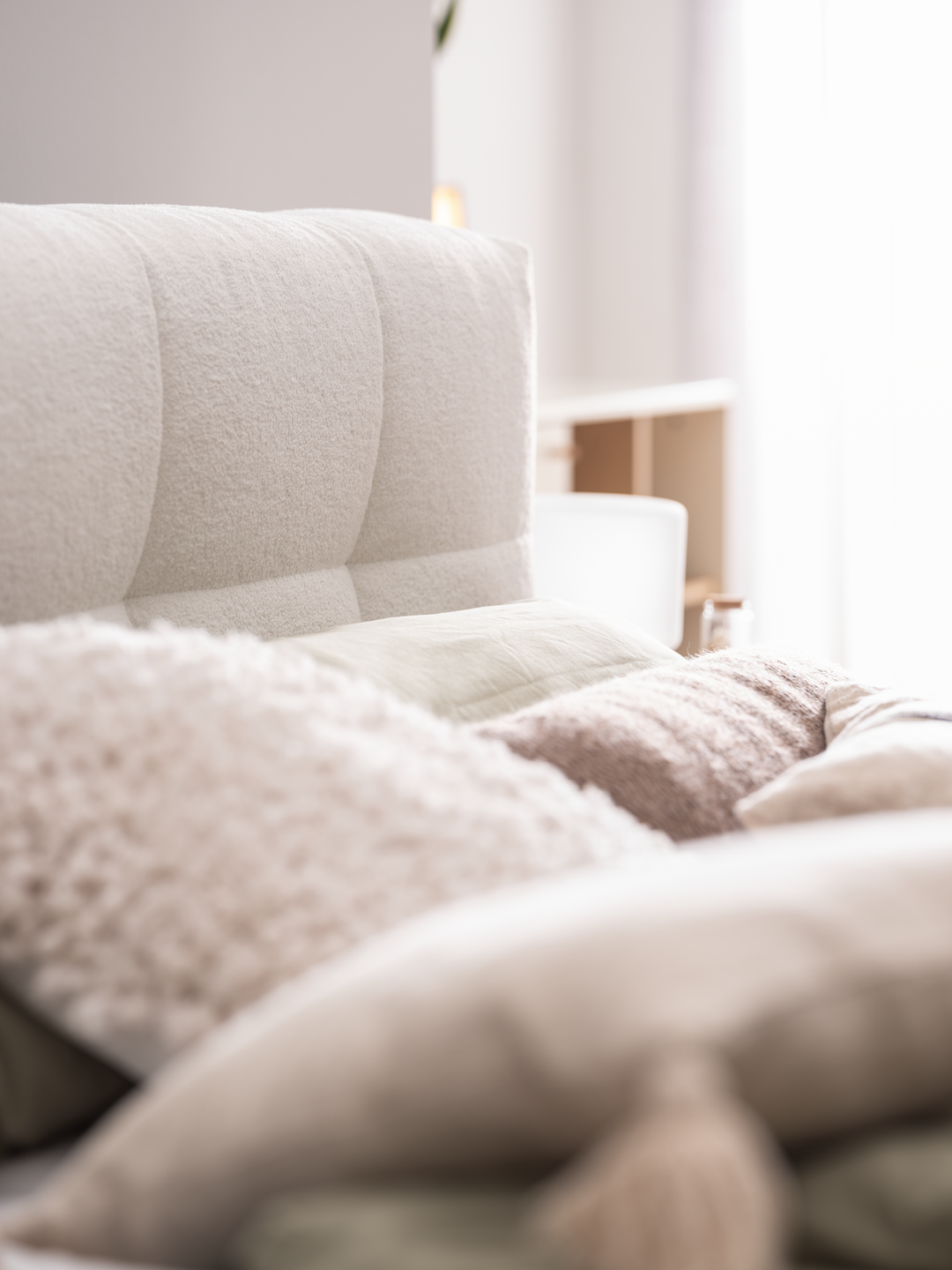 3xl-Suavis_FB_SI11_SI50_TBG0_Details_27 Boxspringbett SUAVIS mit Kopfhaupt im Detail von ADA Möbel in weißem Boucle Stoff