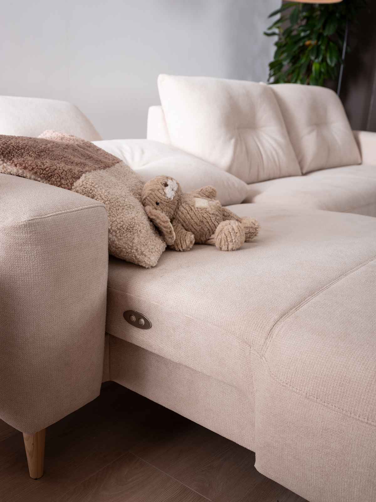 4xl-Alika-6 beiges Sofa ALIKA von ADA Möbel mit Holzfüßen im Scandi Stil