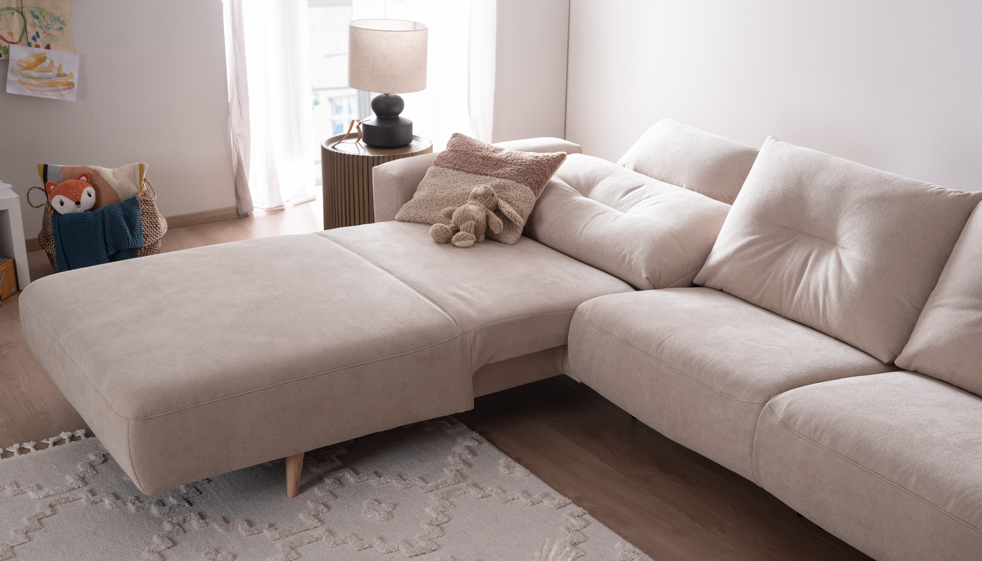 4xl-Alika beiges Sofa ALIKA von ADA Möbel mit Holzfüßen im Scandi Stil