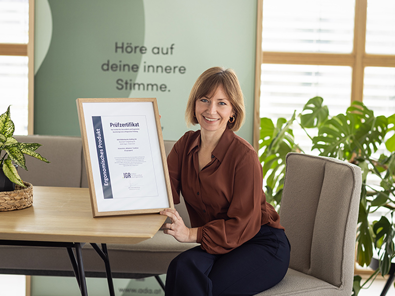 Ergonomie_Zertifikat_Margot_3_800x600px ADA Director Development & Marketing Margot Wisiak erfreut über das IGR-Zertifikat für ergonomische Produkte für die ADAption Funktion