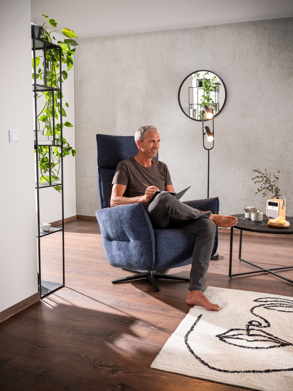 xl-LETICIA_hoch Blauer Sessel Leticia von ADA Möbel mit Relax-Verstellung der Marke ADA Mindful Living