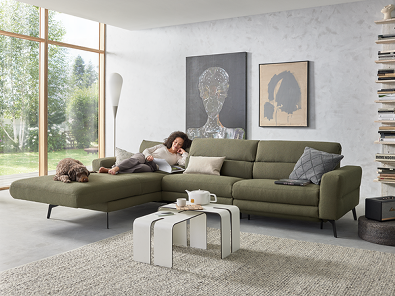 ASARINA_800x600px grünes Sofa ASARINA von ADA mit Relaxfunktion