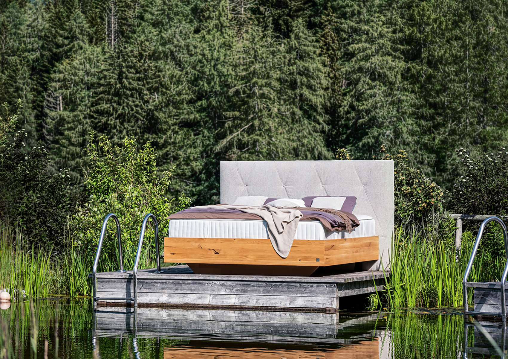 4xl-ADA Imagebild_Stella Alpina_Bett_Pierer_Teich_ohne Leintuch_neutral_02 ADA Boxspringbett Stella Alpina inmitten der Natur